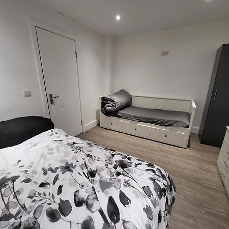 Private Room Near Central Ideal For City Explorers Londen Buitenkant foto